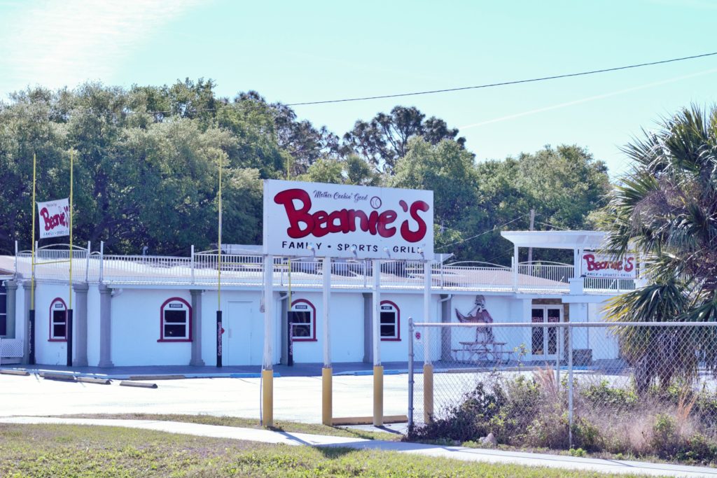 Does Sports Theme Trump Taste in Ruskin Sports Bar? Hunt & Peckish